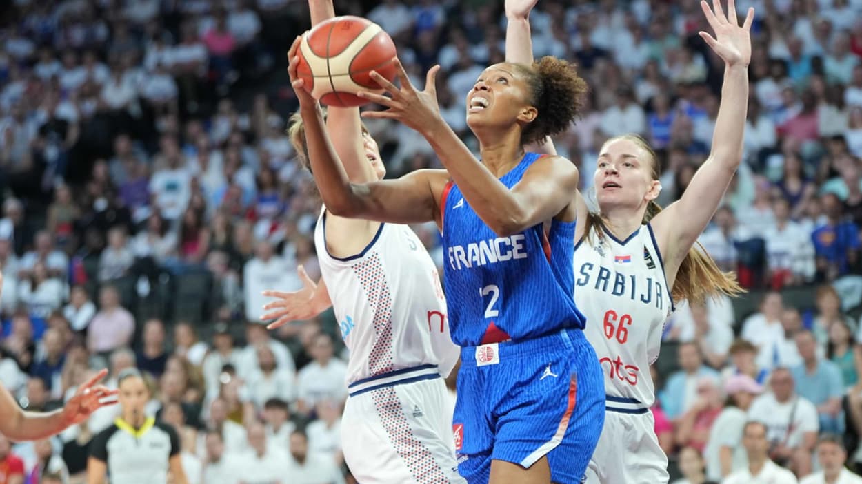 Iliana Rupert (France) au lay-up face à la Serbie Iliana Rupert (France) au lay-up face à la Serbie