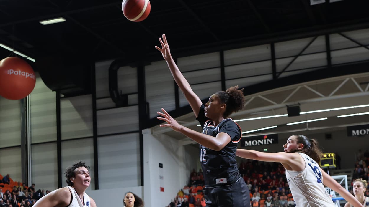Iliana Rupert au tir avec Mersin en Euroleague Iliana Rupert au tir avec Mersin en Euroleague