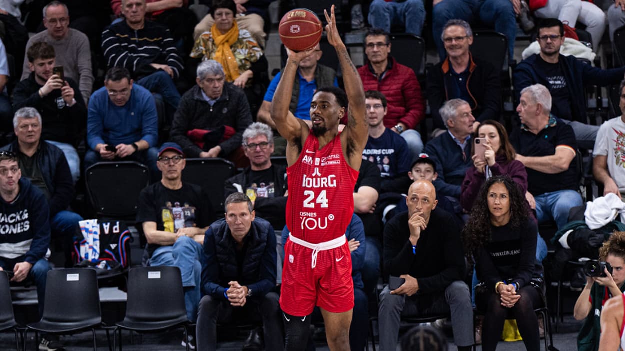 Isiaha Mike (Bourg-en-Bresse) à 3 points face à Nancy Isiaha Mike (Bourg-en-Bresse) à 3 points face à Nancy