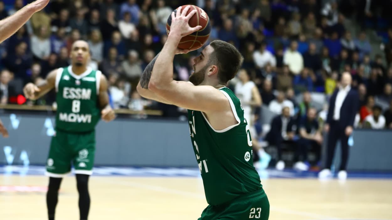 Ivan Fevrier à 3 points contre Saint-Quentin Ivan Fevrier à 3 points contre Saint-Quentin