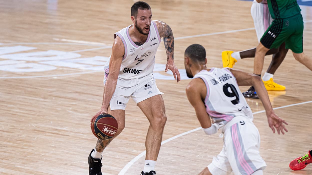 Joffrey Lauvergne (ASVEL) à la passe face à Nanterre Joffrey Lauvergne (ASVEL) à la passe face à Nanterre