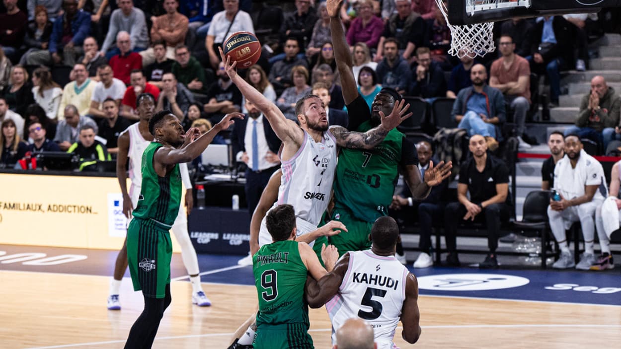 Joffrey Lauvergne (ASVEL) au lay-up face à Nanterre Joffrey Lauvergne (ASVEL) au lay-up face à Nanterre