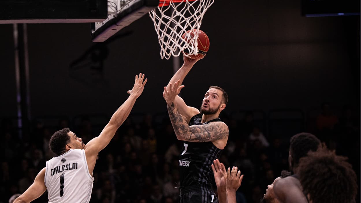 Joffrey Lauvergne (ASVEL) au tir intérieur face au Paris Basketball Joffrey Lauvergne (ASVEL) au tir intérieur face au Paris Basketball