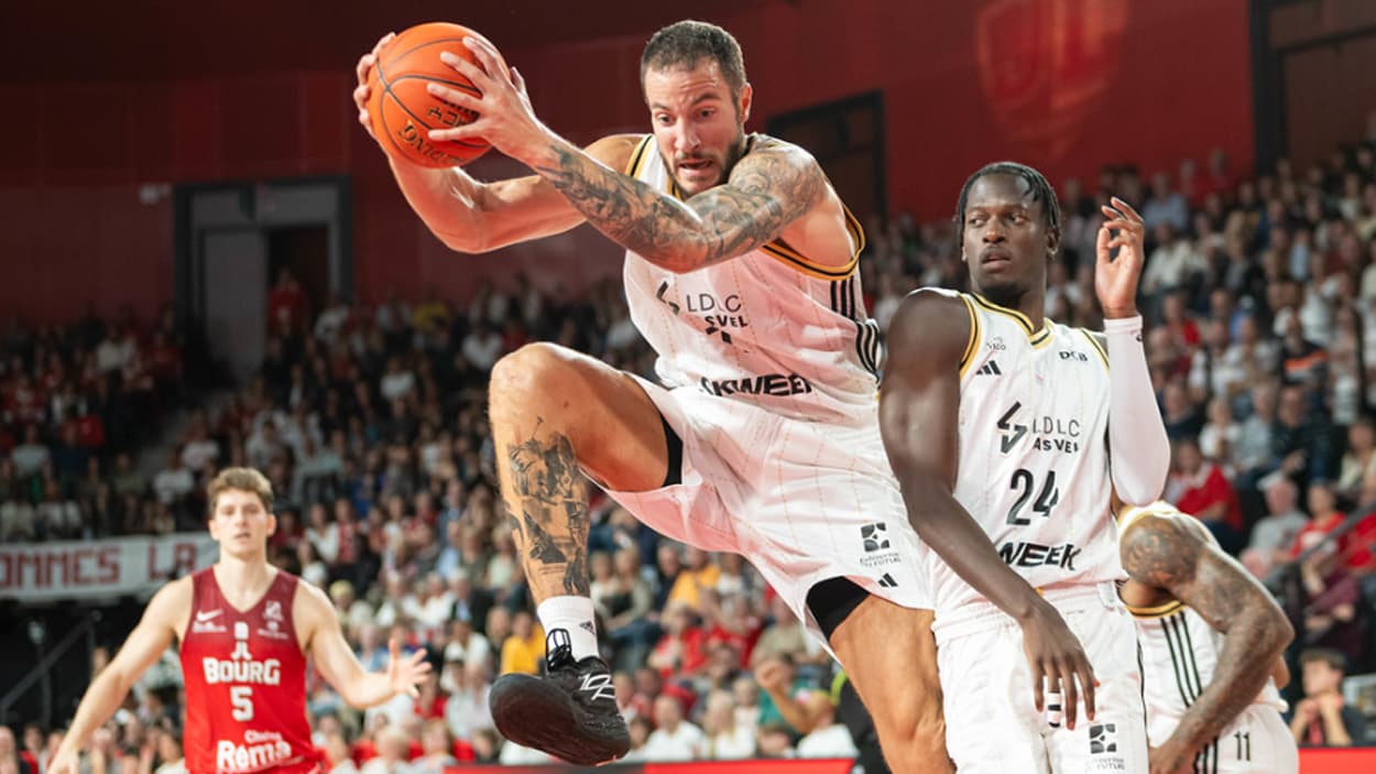 Joffrey Lauvergne (ASVEL) au rebond face à la JL Bourg Joffrey Lauvergne (ASVEL) au rebond face à la JL Bourg