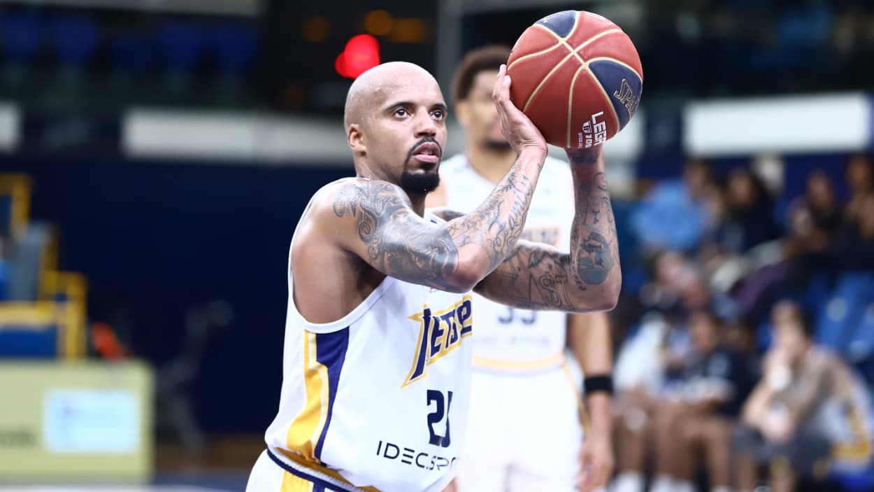 Jordan Theodore au lancer-franc contre Le Mans Jordan Theodore au lancer-franc contre Le Mans