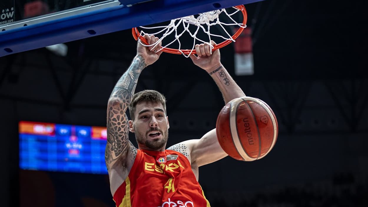 Juancho Hernangomez au dunk avec l'Espagne en 2023 Juancho Hernangomez au dunk avec l'Espagne en 2023