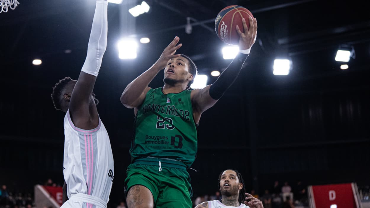 Juhann Begarin (Nanterre) au lay-up face à l'ASVEL Juhann Begarin (Nanterre) au lay-up face à l'ASVEL