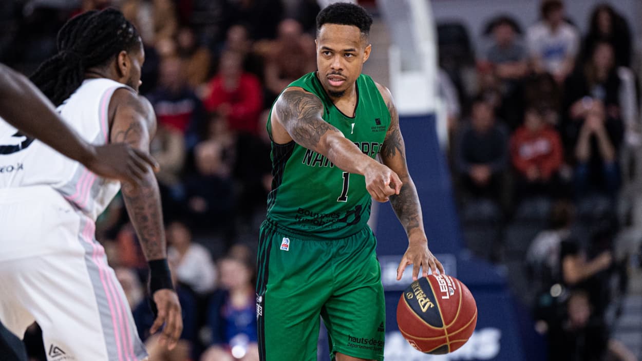 Justin Bibbins (Nanterre) au dribble face à l'ASVEL Justin Bibbins (Nanterre) au dribble face à l'ASVEL