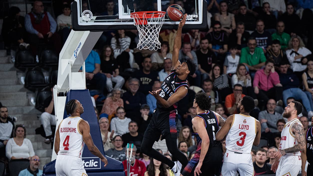 Justin Simon (Paris Basketball) au dunk contre Saint-Quentin Justin Simon (Paris Basketball) au dunk contre Saint-Quentin