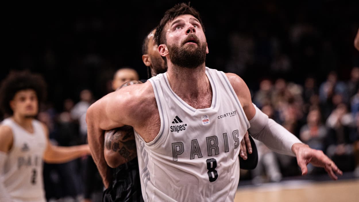 Leon Kratzer (Paris Basketball) au rebond face à l'ASVEL Leon Kratzer (Paris Basketball) au rebond face à l'ASVEL