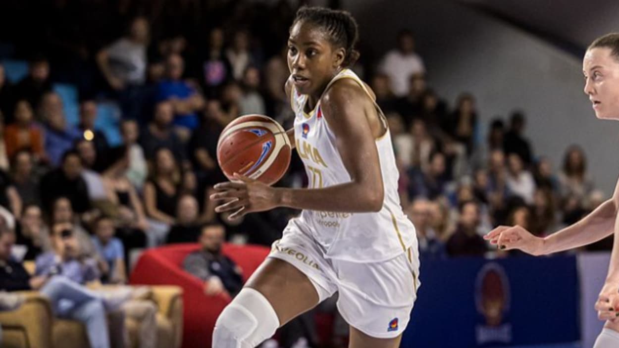 Marie-Michelle Milapie au dribble avec BLMA Marie-Michelle Milapie au dribble avec BLMA