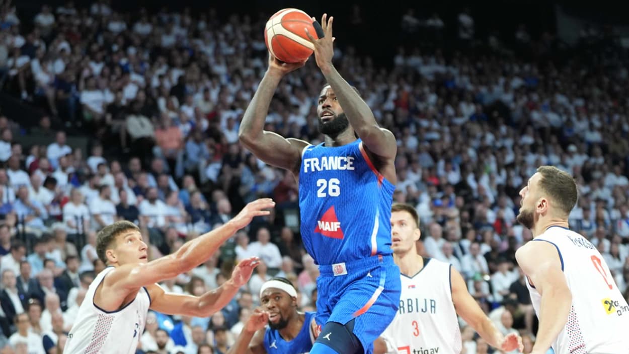 Mathias Lessort (France) au tir face à la Serbie Mathias Lessort (France) au tir face à la Serbie