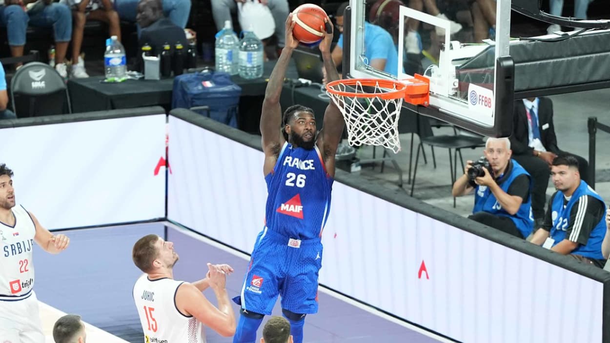 Mathias Lessort (France) au dunk face à la Serbie Mathias Lessort (France) au dunk face à la Serbie