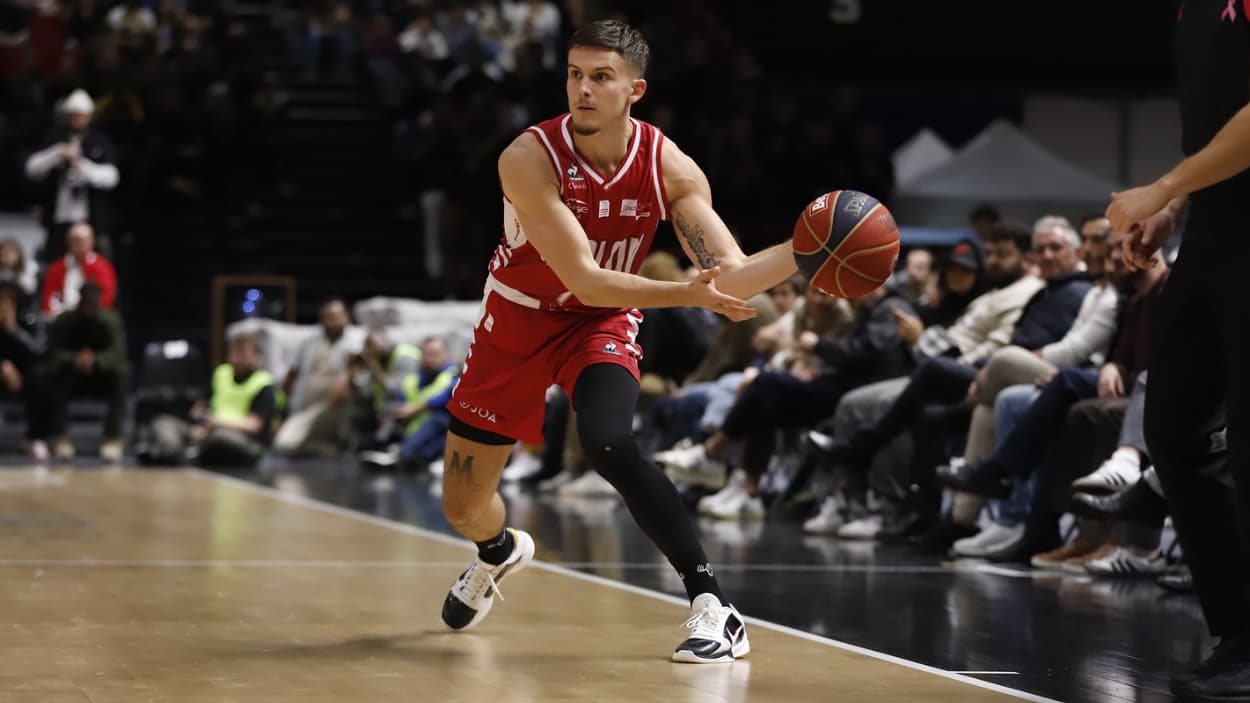 Matthieu Missonnier (Chalon) à la passe contre Paris Matthieu Missonnier (Chalon) à la passe contre Paris