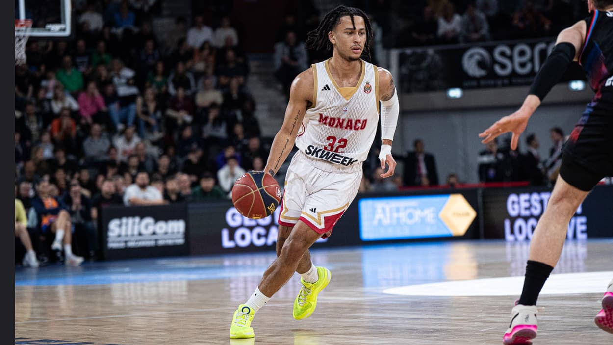 Matthew Strazel (Monaco) au drive contre le Paris Basketball Matthew Strazel (Monaco) au drive contre le Paris Basketball