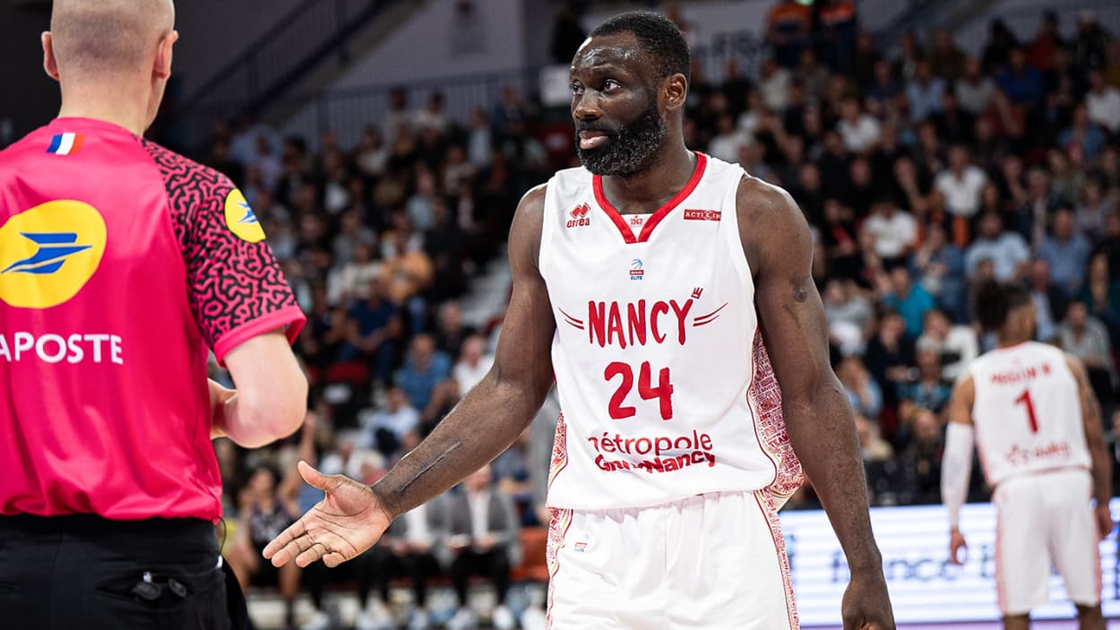 Mérédis Houmounou (Nancy) en discussion avec un arbitre Mérédis Houmounou (Nancy) en discussion avec un arbitre