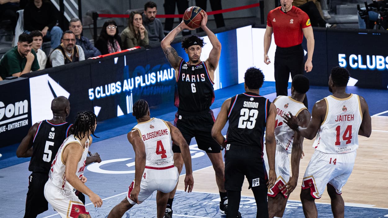 Michael Kessens (Paris Basketball) à la passe contre Saint-Quentin Michael Kessens (Paris Basketball) à la passe contre Saint-Quentin