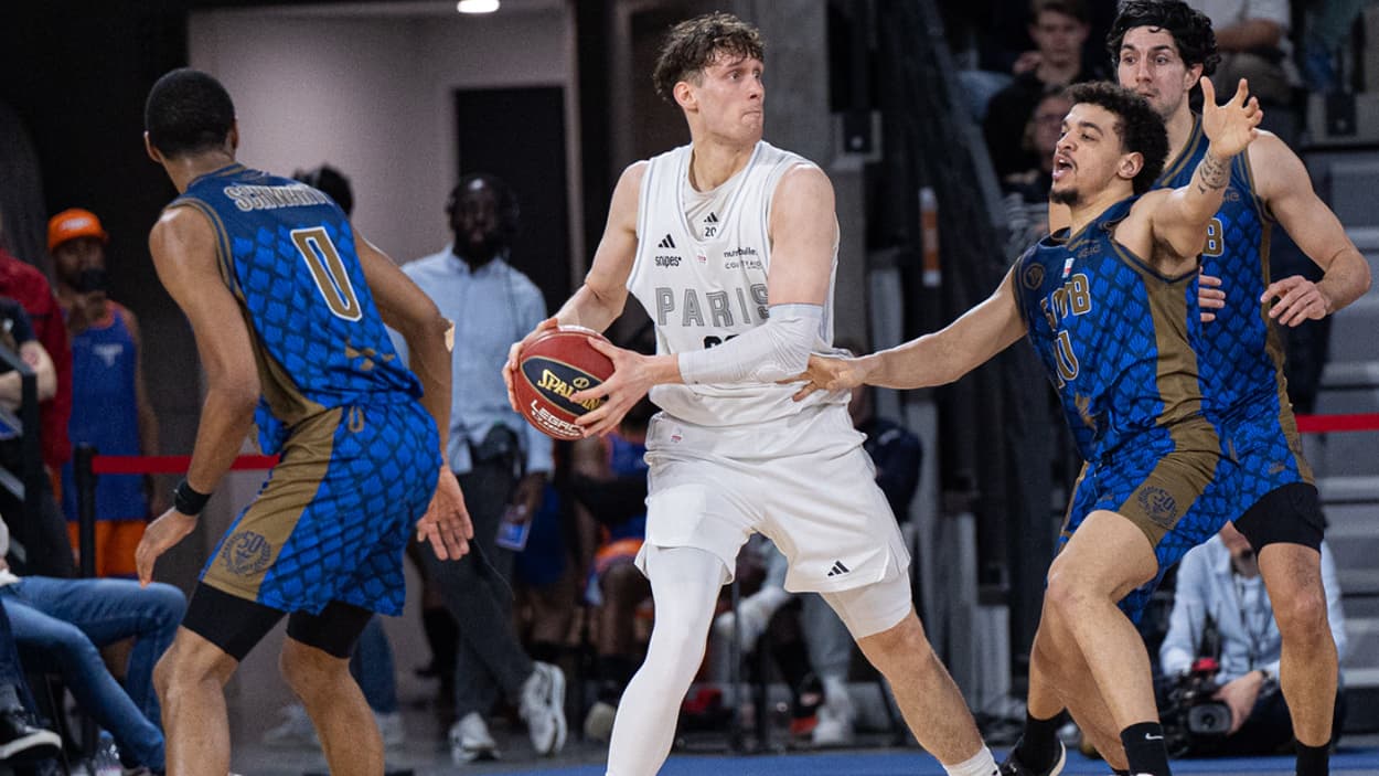 Mikael Jantunen (Paris Basketball) balle en main face à Saint-Quentin Mikael Jantunen (Paris Basketball) balle en main face à Saint-Quentin