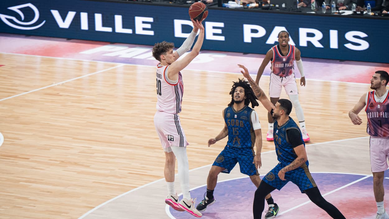 Mikael Jantunen (Paris Basketball) à 3 points contre Saint-Quentin Mikael Jantunen (Paris Basketball) à 3 points contre Saint-Quentin
