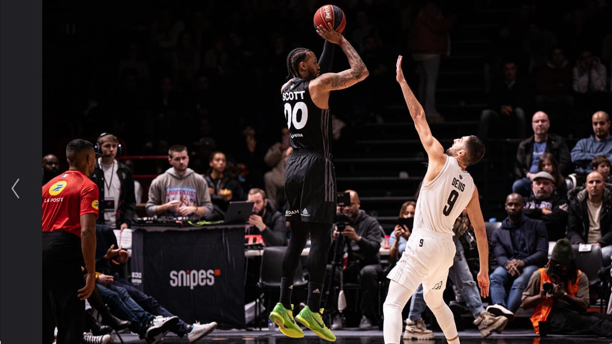 Mike Scott (ASVEL) à 3 points face au Paris Basketball Mike Scott (ASVEL) à 3 points face au Paris Basketball
