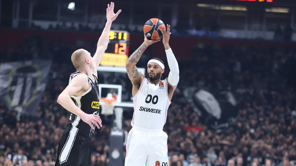 Mike Scott (Asvel) au tir contre le Partizan Belgrade Mike Scott (Asvel) au tir contre le Partizan Belgrade