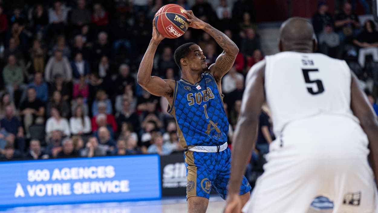 Nate Johnson (Saint-Quentin) à la passe contre le Paris Basketball Nate Johnson (Saint-Quentin) à la passe contre le Paris Basketball