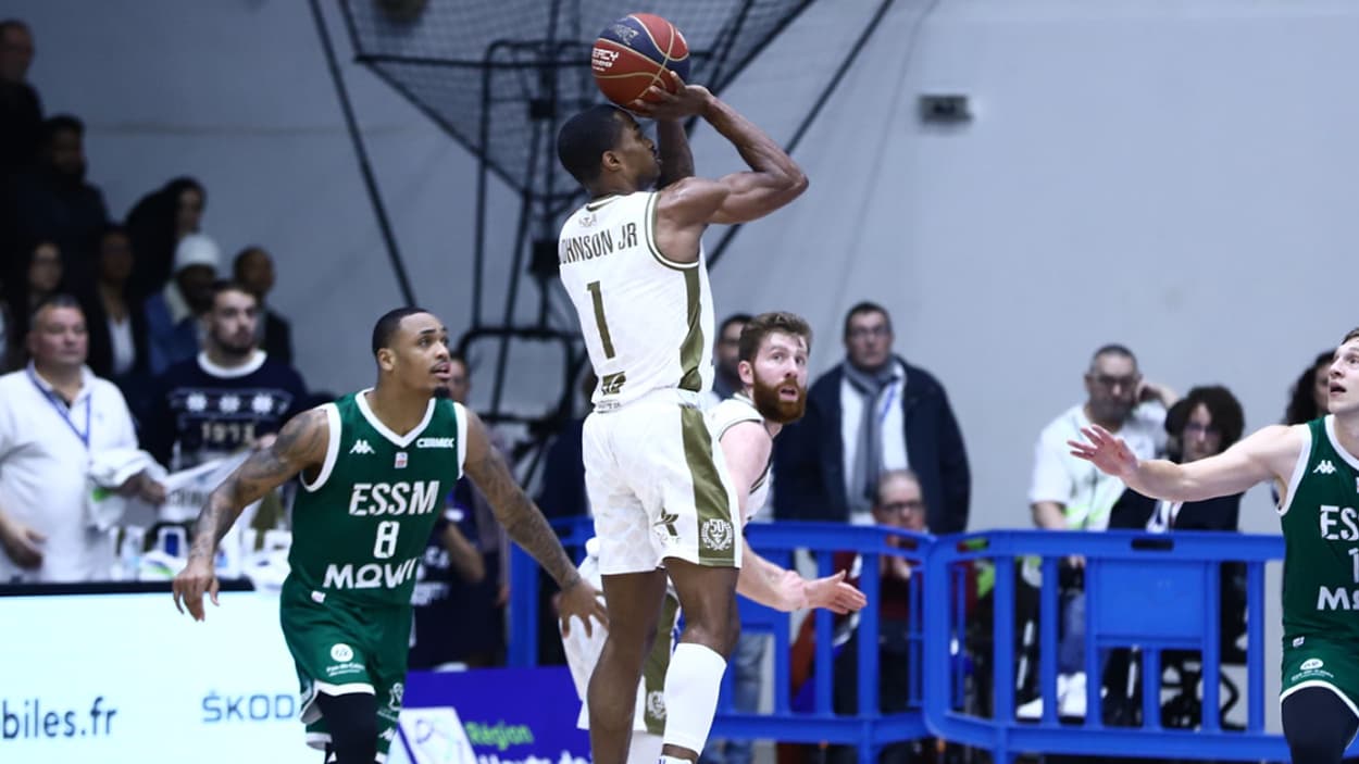 Nate Johnson (Saint-Quentin) à 3 points contre Le Portel Nate Johnson (Saint-Quentin) à 3 points contre Le Portel