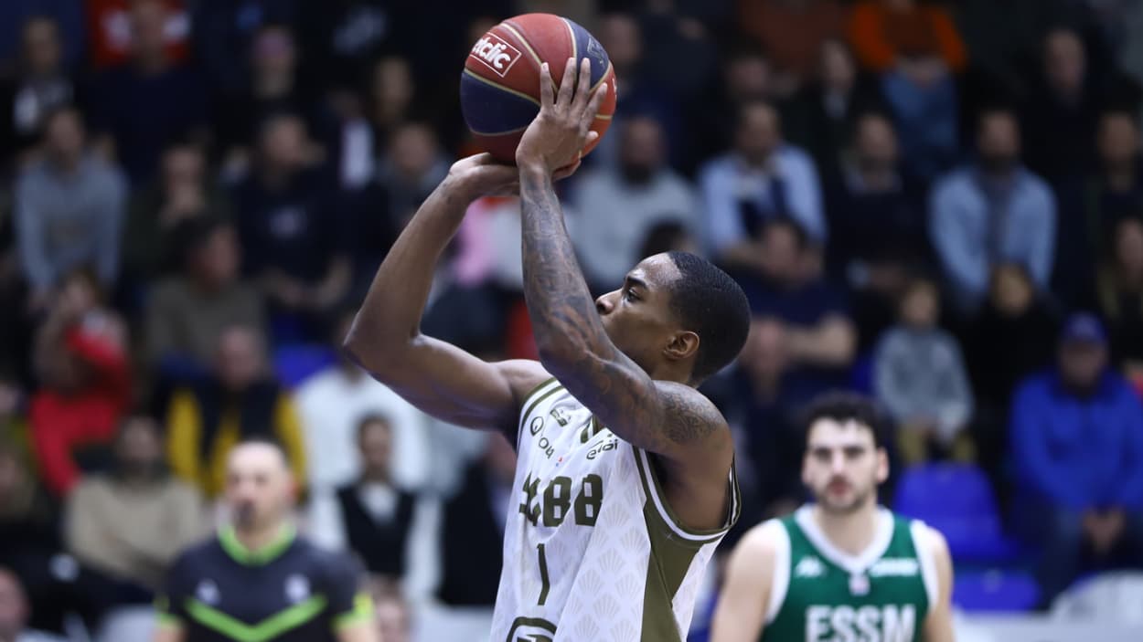 Nate Johnson (Saint-Quentin) au tir et auteur de 13 points contre Le Portel Nate Johnson (Saint-Quentin) au tir et auteur de 13 points contre Le Portel