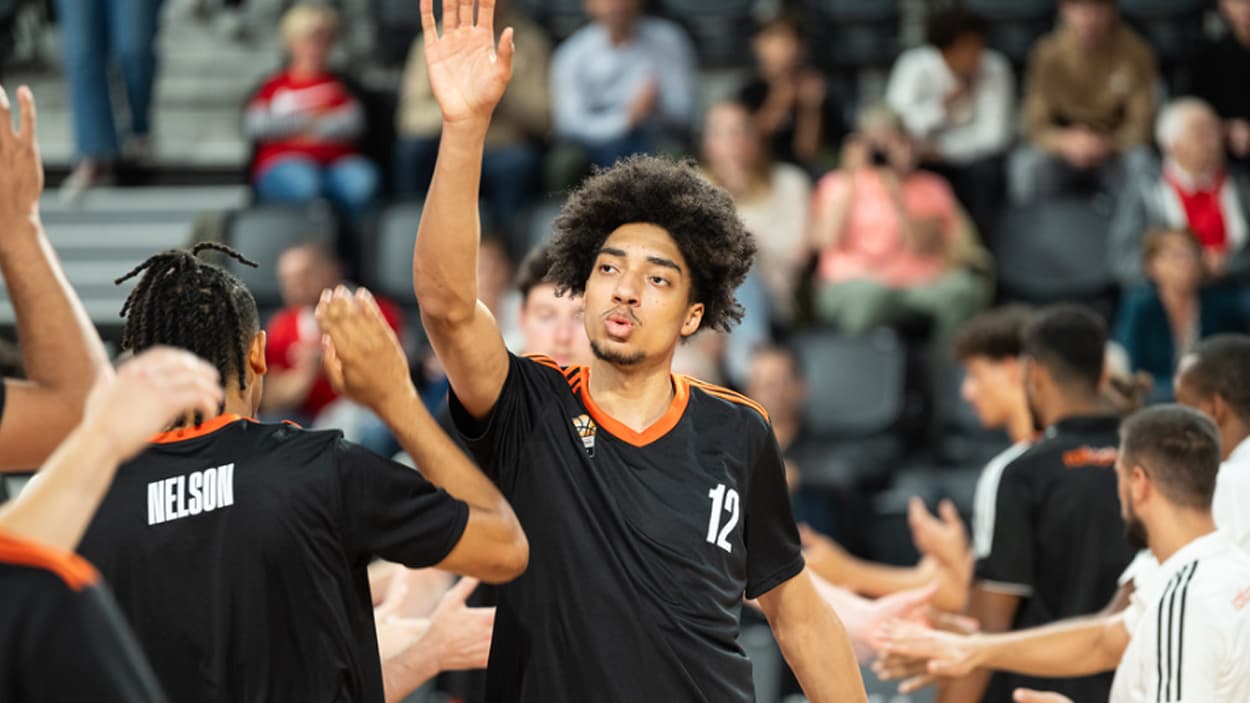 Noa Essengue avec Ratiopharm Ulm à la présentation des équipes Noa Essengue avec Ratiopharm Ulm à la présentation des équipes
