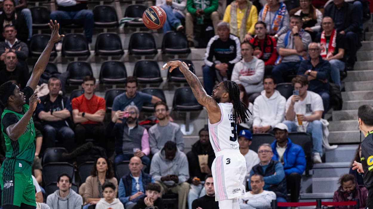 Paris Lee (ASVEL) à 3 points face à Nanterre Paris Lee (ASVEL) à 3 points face à Nanterre