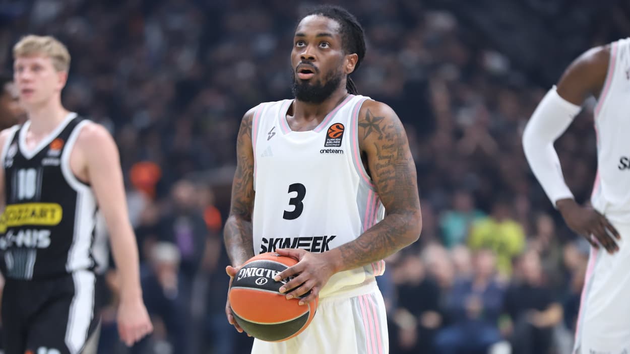 Paris Lee (Asvel) au lancer-franc contre le Partizan Belgrade Paris Lee (Asvel) au lancer-franc contre le Partizan Belgrade