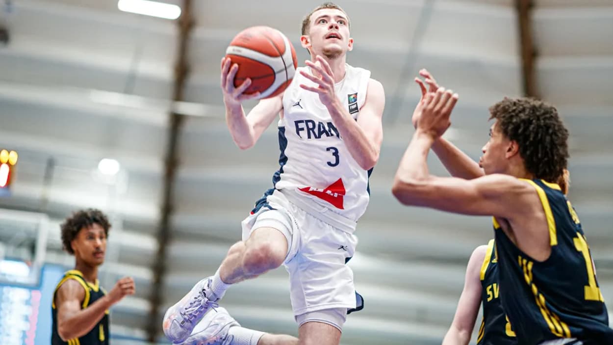 Robin Pluvy avec l'équipe de France U18 Robin Pluvy avec l'équipe de France U18