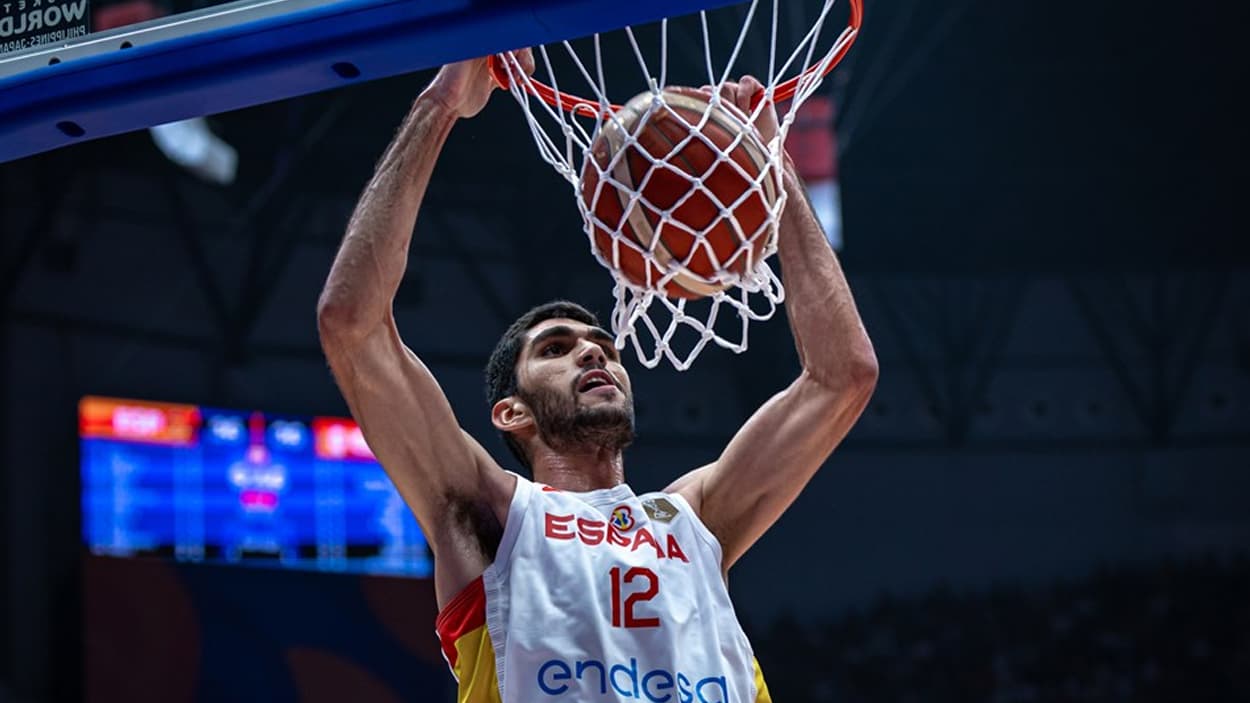 Santi Aldama au dunk avec l'Espagne en 2023 Santi Aldama au dunk avec l'Espagne en 2023