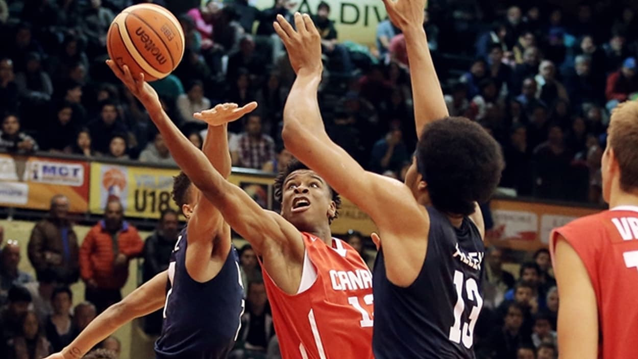 Shai Gilgeous-Alexander (Canada) en U18 face à Jarrett Allen (USA) Shai Gilgeous-Alexander (Canada) en U18 face à Jarrett Allen (USA)