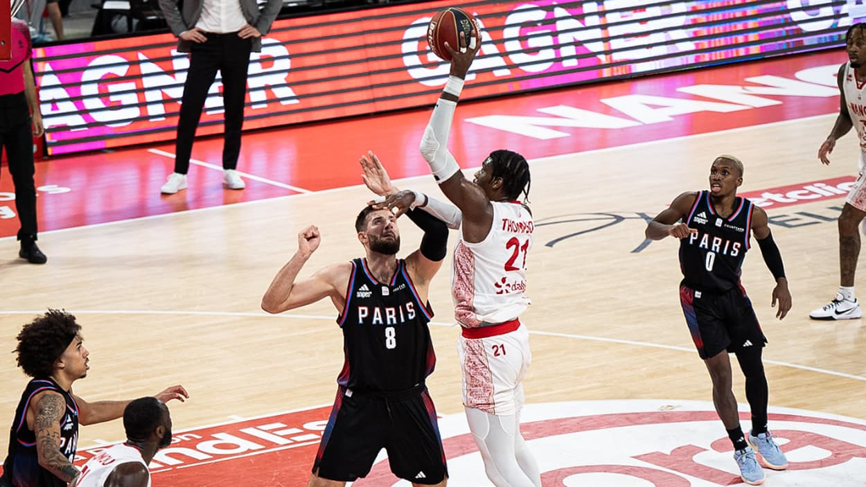 Shevon Thompson (Nancy) au tir intérieur contre Paris Basketball Shevon Thompson (Nancy) au tir intérieur contre Paris Basketball