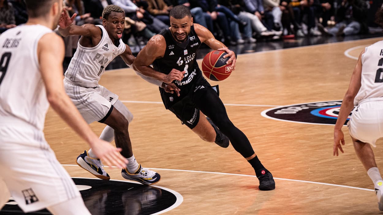 Timothé Luwawu-Cabarrot (ASVEL) au drive face au Paris Basketball Timothé Luwawu-Cabarrot (ASVEL) au drive face au Paris Basketball