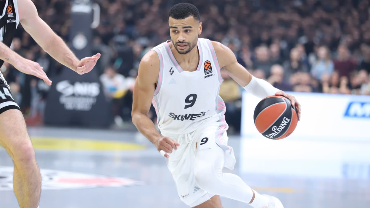 Timothé Luwawu-Cabarrot (Asvel) au drive contre le Partizan Belgrade Timothé Luwawu-Cabarrot (Asvel) au drive contre le Partizan Belgrade