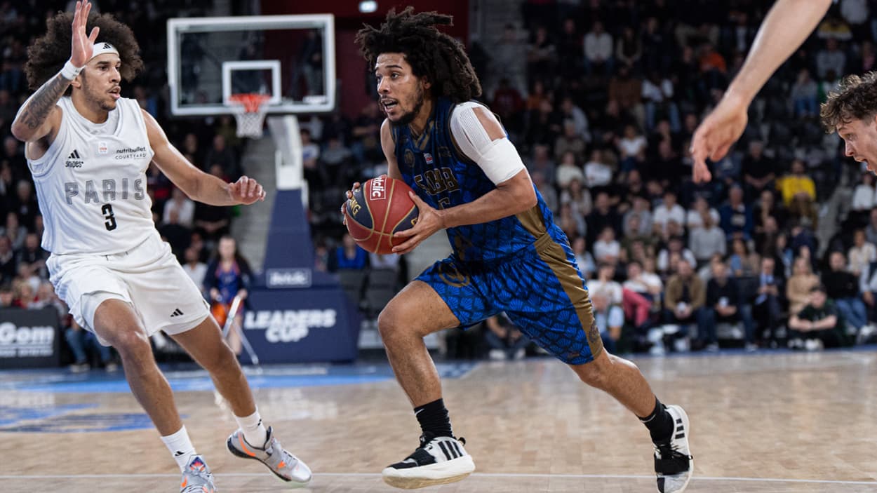 Tyger Campbell (Saint-Quentin) au drive contre le Paris Basketball Tyger Campbell (Saint-Quentin) au drive contre le Paris Basketball