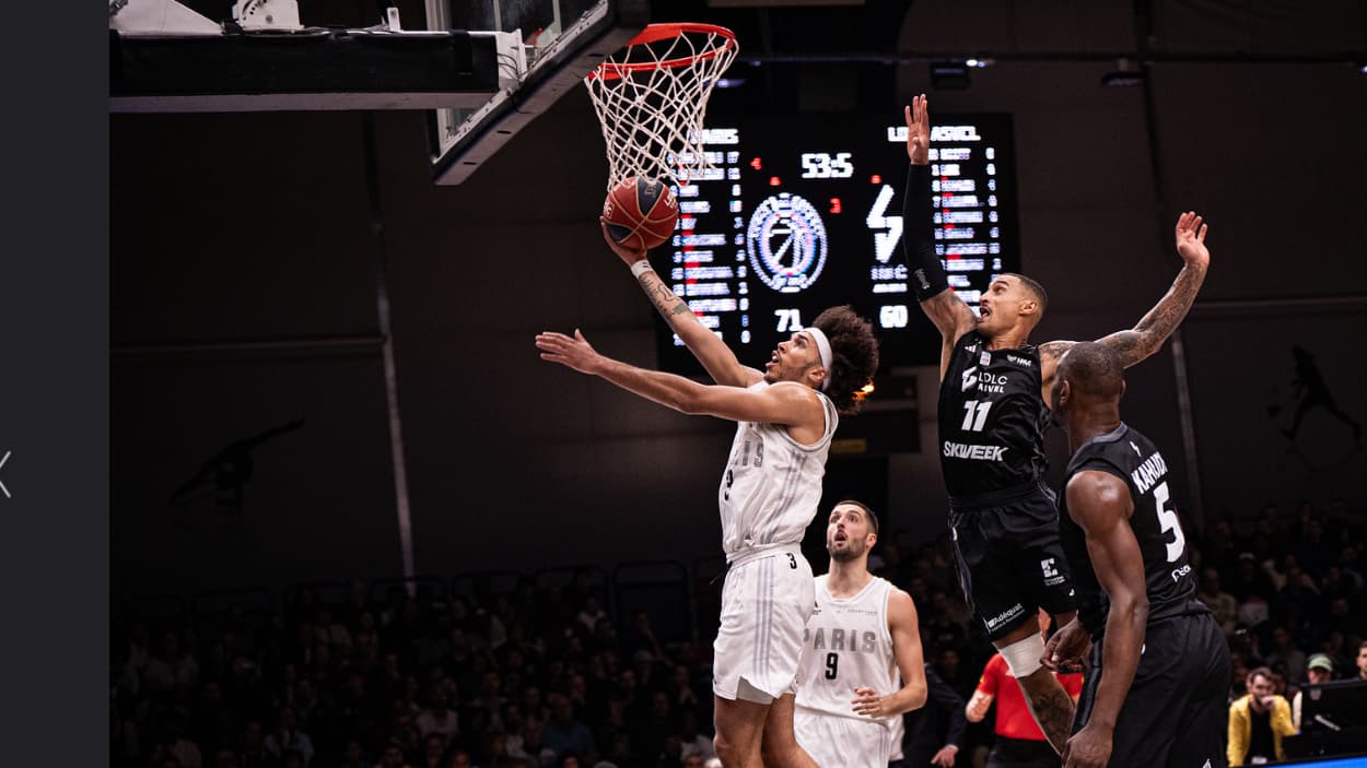 Tyson Ward (Paris Basketball) au lay-up contre l'ASVEL Tyson Ward (Paris Basketball) au lay-up contre l'ASVEL