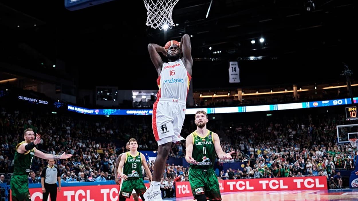 Usman Garuba avec l'Espagne en 2022 Usman Garuba avec l'Espagne en 2022