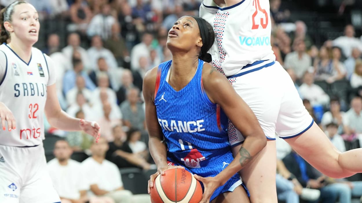 Valériane Ayayi (France) au tir face à la Serbie Valériane Ayayi (France) au tir face à la Serbie