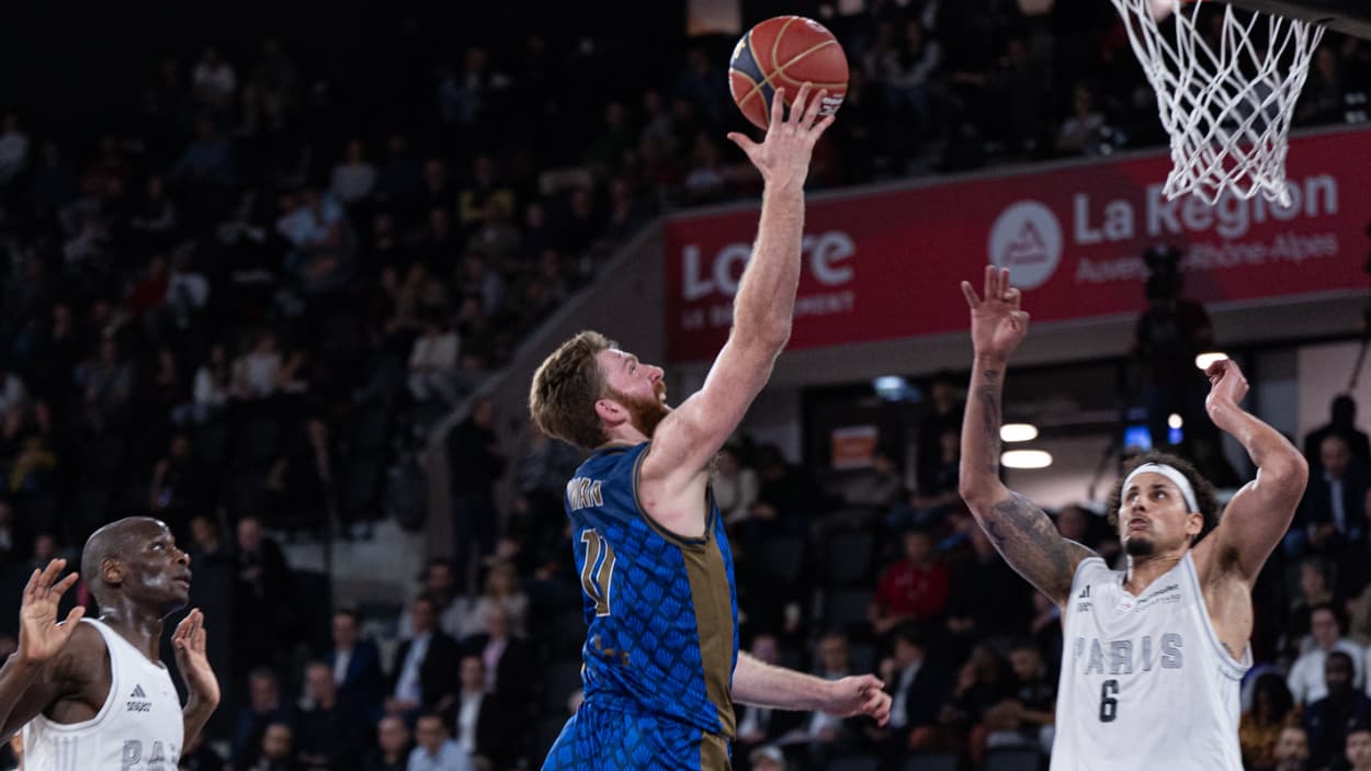 Will Rayman (Saint-Quentin) au lay-up contre le Paris Basketball Will Rayman (Saint-Quentin) au lay-up contre le Paris Basketball