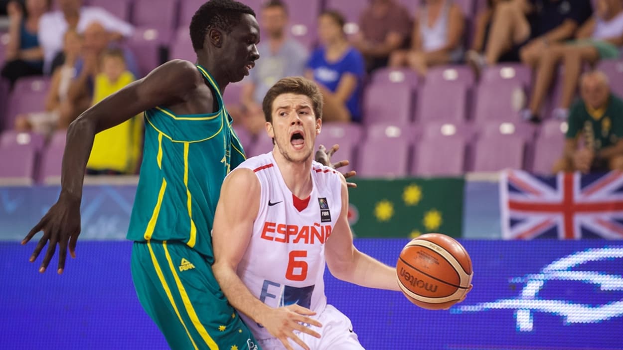 Xabi-Lopez Arostegui en U19 avec l'Espagne Xabi-Lopez Arostegui en U19 avec l'Espagne