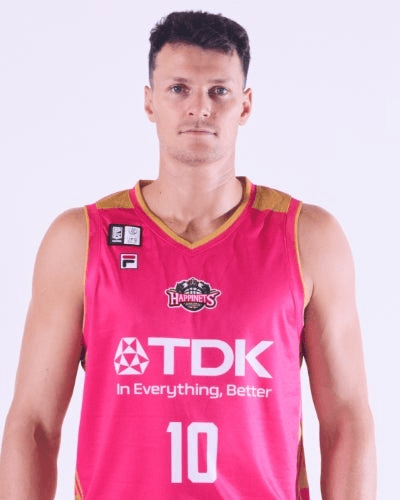 yanni_wetzell_2025-2026_16-9.png