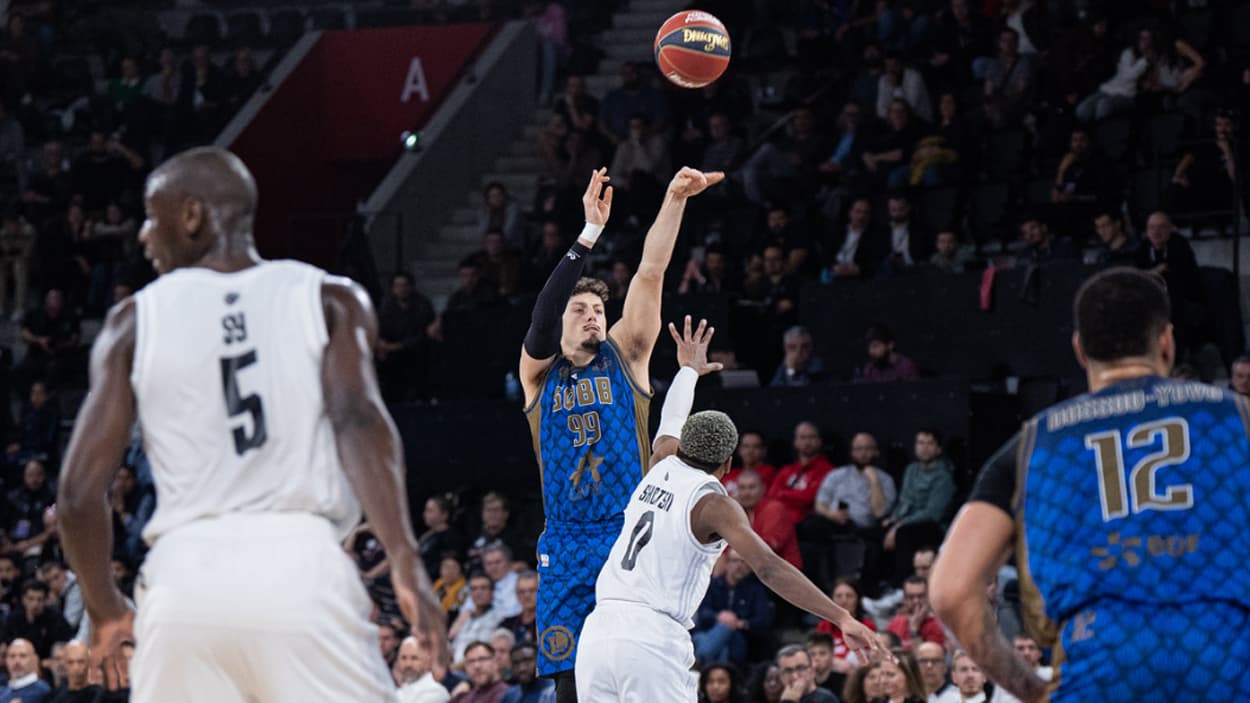 Yiftach Ziv (Saint-Quentin) au tir contre le Paris Basketball Yiftach Ziv (Saint-Quentin) au tir contre le Paris Basketball