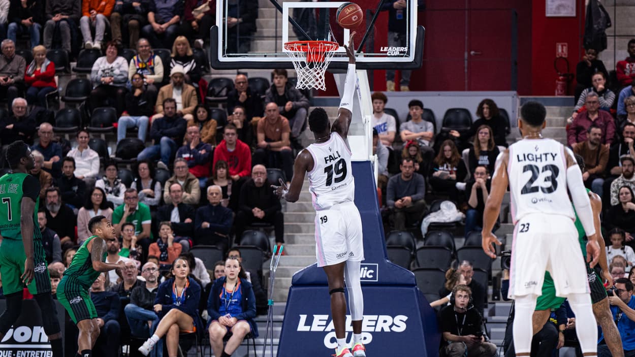 Youssoupha Fall (ASVEL) au lay-up face à Nanterre Youssoupha Fall (ASVEL) au lay-up face à Nanterre