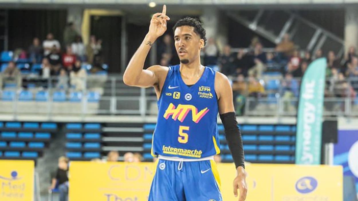 Zeke Moore avec Hyères-Toulon Zeke Moore avec Hyères-Toulon